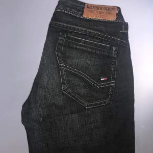 Lågmidjade svarta jeans från Tommy Hilfiger!          🧚🏾strl: 27/32 🧚🏾 (Skriv till big för mer info elr bättre bilder!)