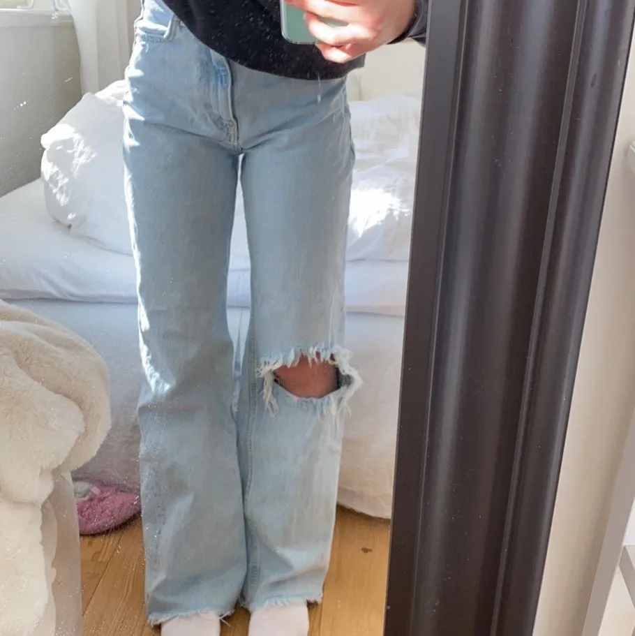 Så snygga zara jeans i toppenskick! Frakten kostar 60kr. Storleken är ”true to size” enligt mig. . Jeans & Byxor.