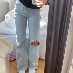 Så snygga zara jeans i toppenskick! Frakten kostar 60kr. Storleken är ”true to size” enligt mig. 