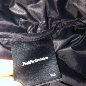 Peak performance Väst - En väst utan hål och som ny! Storlek 150, passar mig som är S. Köpt på Peaks egna affär! Köpt för 1200kr!