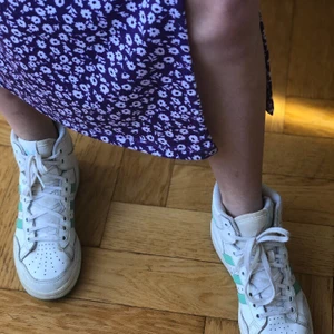 Vintage - Säljer ett par super snygga höga adidas skor ! De är vintage och säljs inte längre! 🌟buda💜