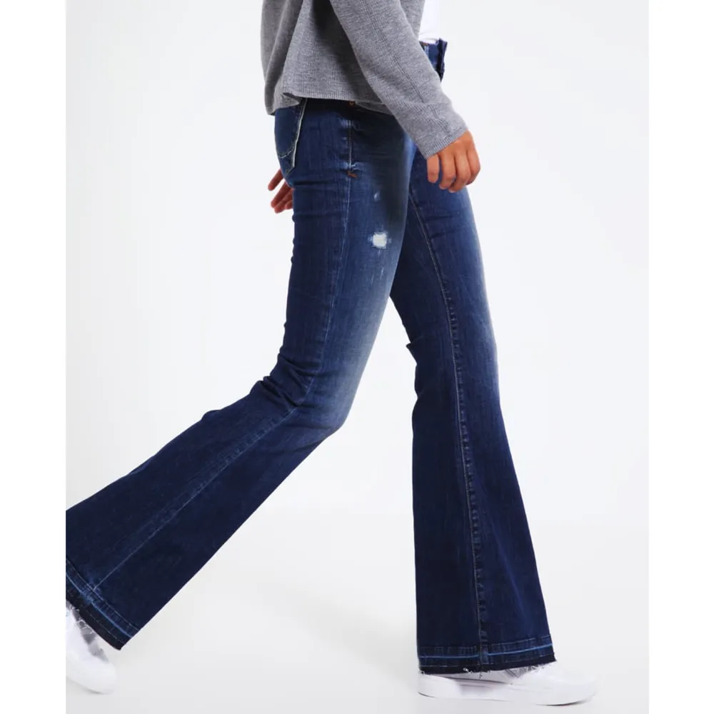 HELT NYA! Flared jeans från Zalando, märket är LBT. Köpta för 749kr och aldrig använda🥲 supersnygga, använder bara inte flarejeans så mycket så därför säljer jag dom😅 Länk: http://www.ltbjeansonline.com/women-jeans-ltb-silvia-flared-jeans-morning-wash-p-105.html. Jeans & Byxor.