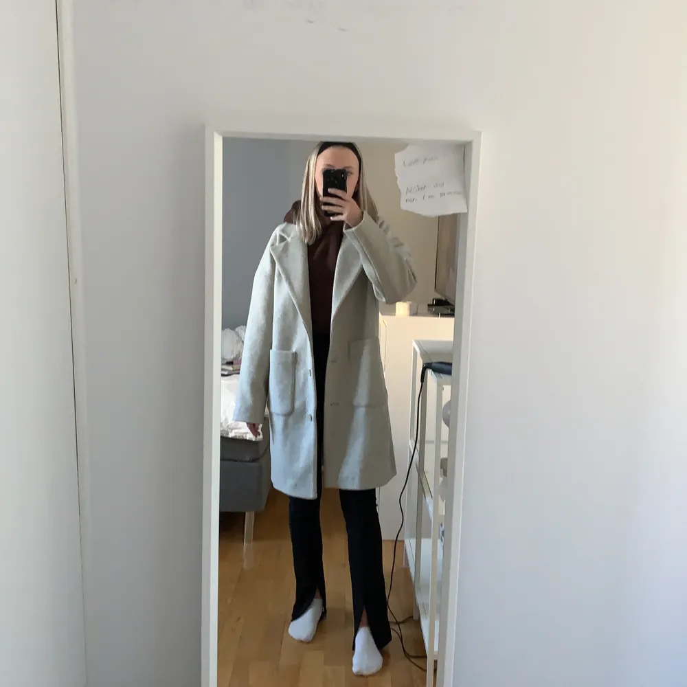 Säljer denna skitsnygga kappan som tyvärr är förstor, helt oanvänd med prislapp kvar!! Den är oversized så den passar en 38:a med 💕💕 tjockt och fint material, den kostade 900kr säljer för 500kr!!. Jackor.