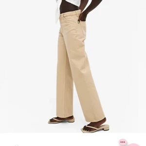 Yoko jeans - Säljer mina beiga Yoko jeans från monki. Storlek 27 och dom går ner hela vägen till fötterna på mig, och jag är 171 cm lång. 