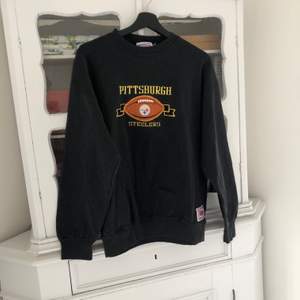 Snygg vintage sweatshirt från se amerikanska NFL laget Pittsbourgh Steelers. passar S/M 