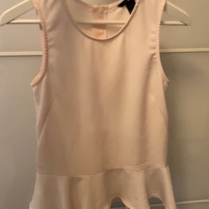 Topp  - 💛 Fin där rosa topp från märket H&M, storlek XS. Nyskick. Kan fraktas eller mötas upp 📮