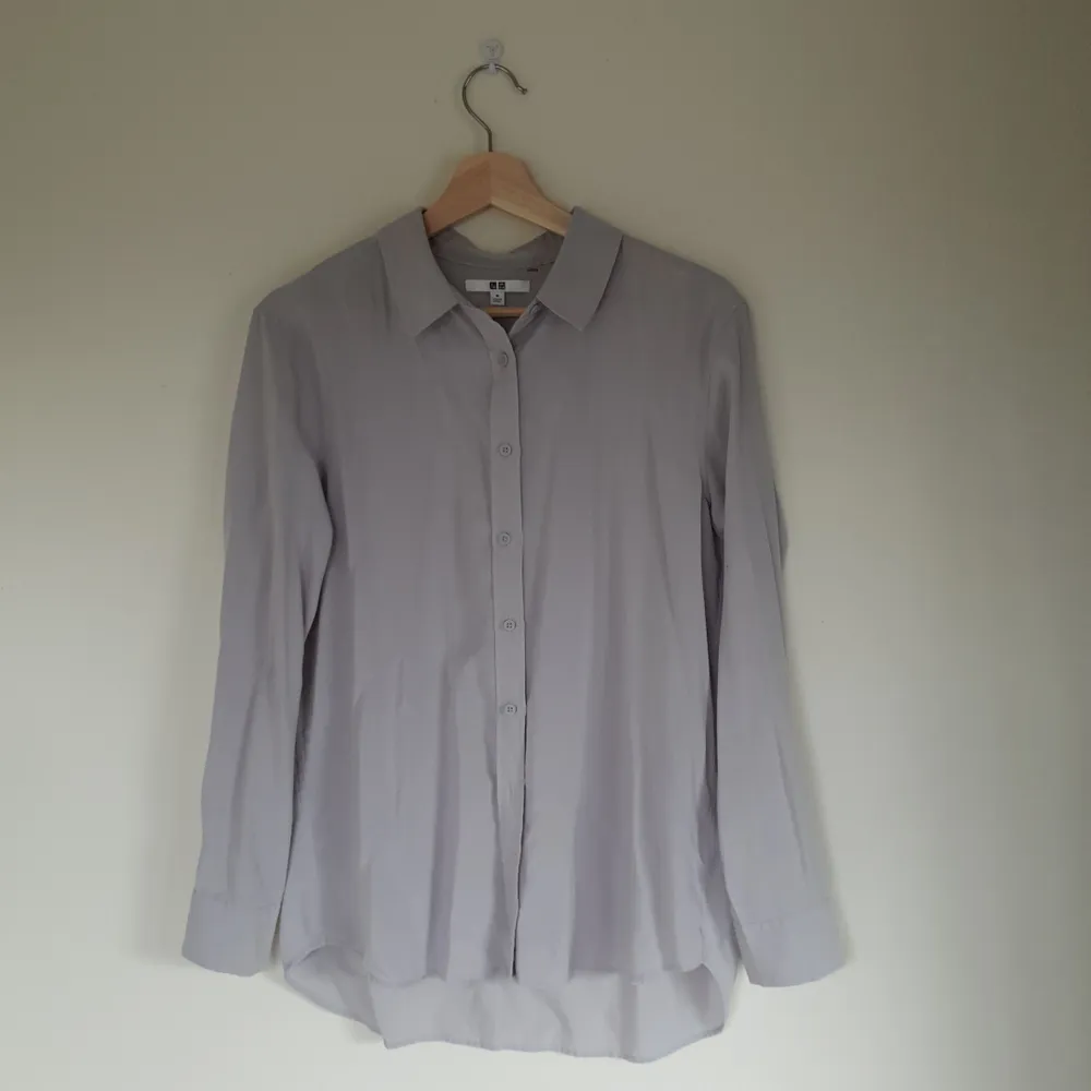 Ljusgrå skjorta/blus från uniqlo. Suoerskönt mjukt böljande material.🌟 Säljer pga garderobsrensning. . Skjortor.