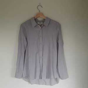 Ljusgrå skjorta/blus från uniqlo. Suoerskönt mjukt böljande material.🌟 Säljer pga garderobsrensning. 