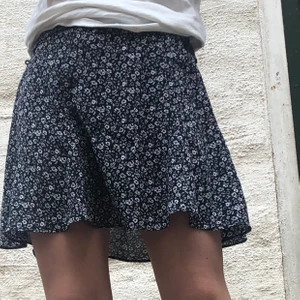 Kjol - Gullig kjol med blommor på i storlek S. Tunt och svalt material men inte genomskinlig! Köpt förra året men aldrig använd så i nyskick🤍🖤 (alla lappar är avklippta) dragkedja på sidan