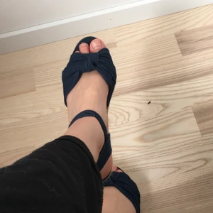 mörk blå sommar skor ✨ - ett par mörk blå sommar skor,bandet är lite förstört men de går att använda de. Förutom de är de helt oanvända✨