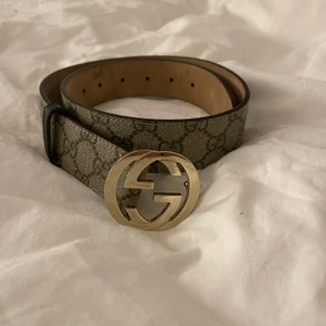 Gucci skärp  - Säljer mitt äkta Gucci skärp, nypris 2850kr använd fåtal gånger. Kvitto finns
