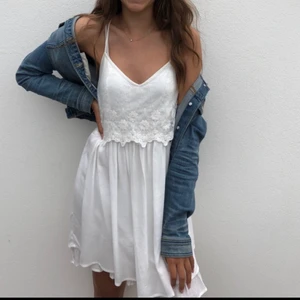 Skolavslutningsklänning - Säljer min drömmiga skolavslutningsklänning som bara använts en gång. Som nyskick utan fläckar eller liknande! Köpt på Rut&Circle i storlek 36, skulle vilja säga att den passar en XS/S💗