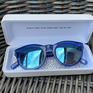 Chimi i modell #003 färgen acai - Nästan oanvända jättefina Chimis i acai med spegelglas modell #003 kan mötas upp i centrala Stockholm eller posta