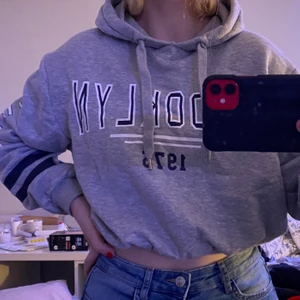 Grå hoodie - Jättesnygg hoodie från H&M! Använd några gånger men den är i mycket bra skick! Storlek M men känns mer som en storlek S. Priset kan diskuteras och köparen står för frakten:)