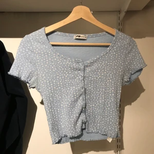 Blå topp - Sommrig topp! Skriv för fler bilder💕 Köparen står för frakten.