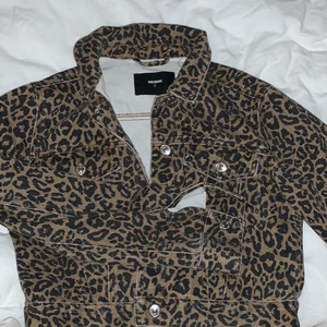 Jeansjacka - Säljer en jeansjacka i leopardmönster från bikbok i storlek S eftersom den inte kommer till användning.