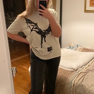 Post Malone x H&M t-shirt🤎 - En snygg, beige, oversized t-shirt från H&M (manavdelningen)🤍