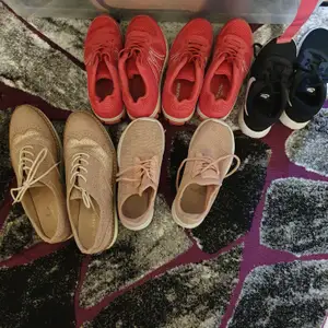 Jag säljer min barns skor +ett par mina. Barnskor är i storlek 31, rosa är i storlek 32. Mina rosa skor är köpta från Zalando för 300kr, dem var för små det därför säljer jag . Jag använde endast en gång dem är i storlek 40. Alla skor är i bra skick. 