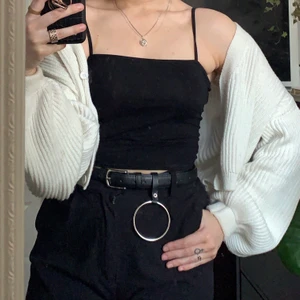 Vit kofta - Vit stickad kofta från Monki med ballongärmar. Använd men i bra skick! 🌸