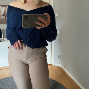 Marinblå stickad tröja - Säljer en marinblå stickad offshoulder tröja som inte kommer till användning. Den är i storlek 36 och säljs för 60kr+frakt