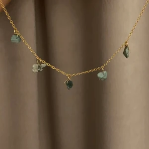 Kort guldhalsband med blå halvädelstenar 💙 - Kort halsband i guldfärgad mässingkedja! De blå stenarna är halvädelstenar 💙 
