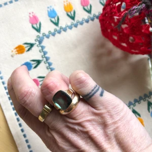 Guldring 18 k - Säljer den då jag inte använder så mycket numera storlek 16/17 mm