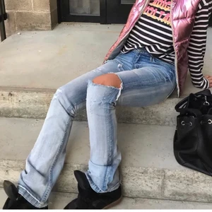 Lågmidjade jeans - Så nice lågmidjade bootcut jeans från crocker! Säljer då jag inte har någon användning för de längre, Buda från 250kr💗