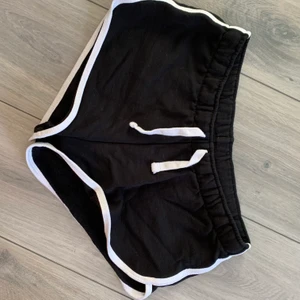 Shorts - Svarta shorts köparen står för frakt 