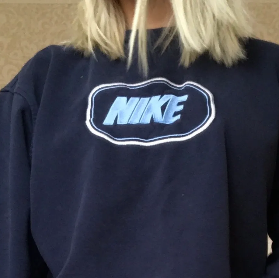 Marinblå Nike sweatshirt, är i väldigt fint skick, står ingen storlek men skulle gissa på S/M( jag är 170). Tröjor & Koftor.