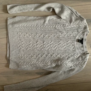 Stickad tröja - Grå tröja super fint skick köparen står för frakt ❤️