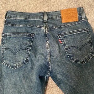 Levi’s 511 - Köptes i juli och använd ca 2-3 gånger, snygga byxor som nu blivit för små för mig. Väldigt bra skick.