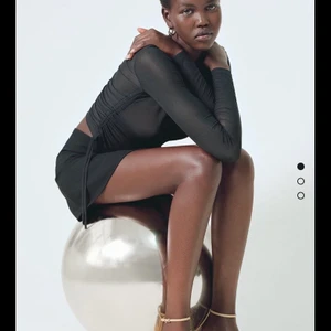 Zara tröja strolek S - En jätte snygg genomskinlig tröja med dragsko på sidorna från Zara i storlek S. Säljer pågrund att jag råka köpa två. Skit snygg till fest med en spets bh under. Slutsåld på hemsidan. Skriv privat för bättre bilder. Säljer för 70 kr.