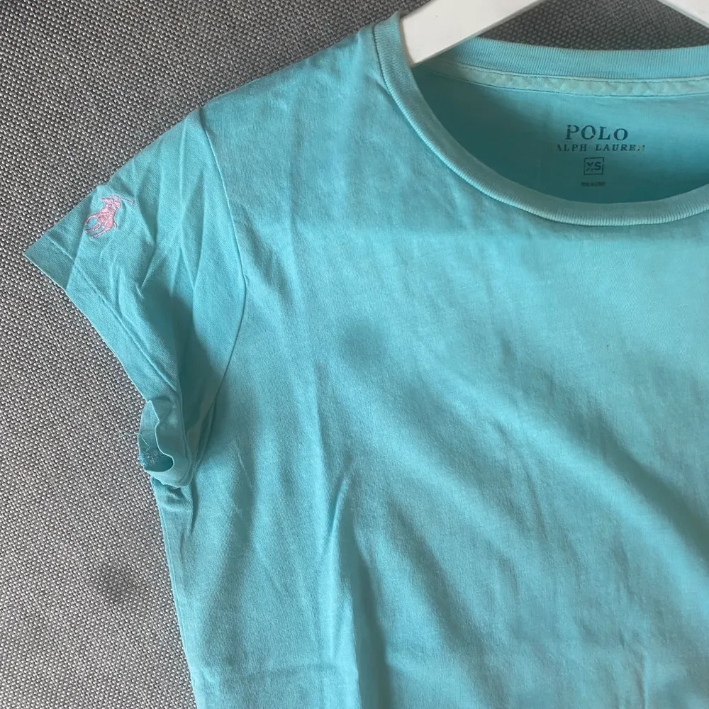 Babyblå t shirt från Ralph Lauren.  Storlek xs men passar s också . T-shirts.