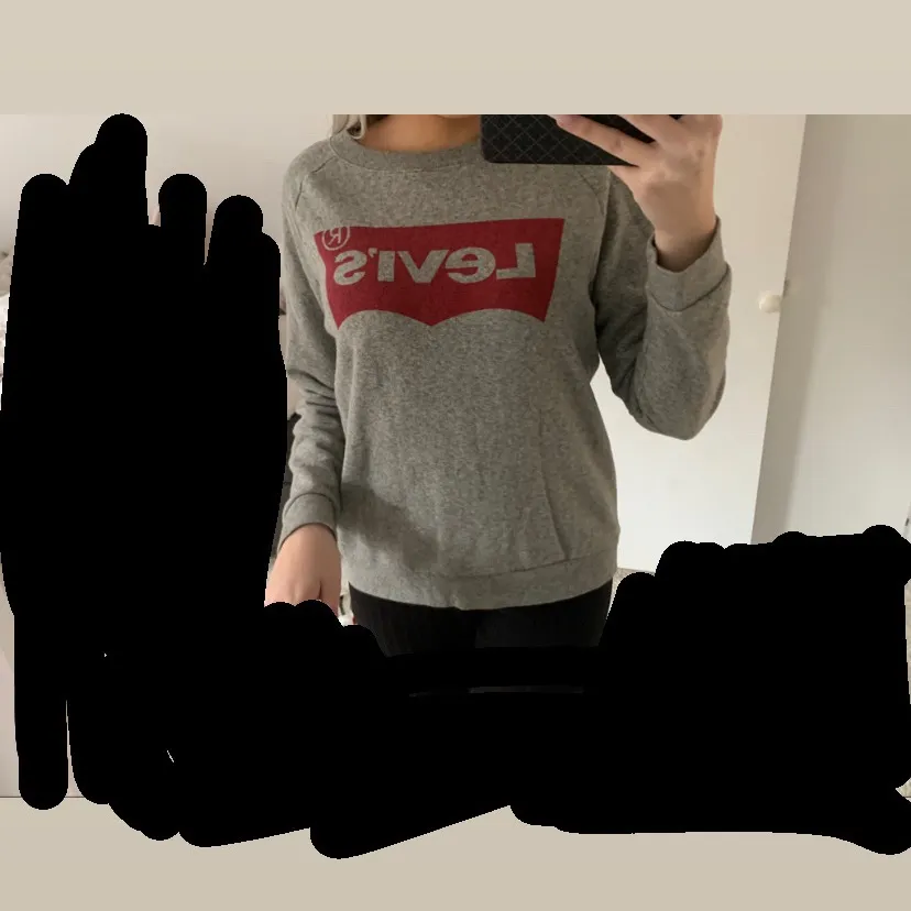 Levis sweatshirt i storlek xs men är ganska stor så skulle säga det är mer en s-m. Skriv provet för fler bilder eller frågor . Tröjor & Koftor.