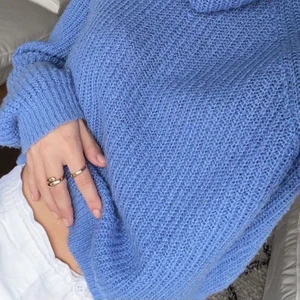 Stickad tröja  - Superfin blå stickad tröja. Strl xs men sitter mer som S. Köpare står för frakten!⚡️⚡️