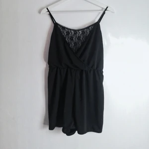 Playsuit - Så fin & gullig playsuit perfekt för sommaren!🌺 Säljer då den tyvärr inte kommit till användning. Luftigt material med fin spets och justerbara axelband. Sitter jättefint på kroppen och är i storlek S✨                                                                                          OBS: ifall flera visar intresse sker budgivning!                Skriv om ni har några frågor eller önskar fler bilder📸               