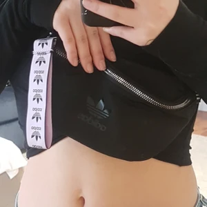 Adidas beckna/midja väska  - Skit cool vintage Adidas midjeväska. Äkta såklart kostade typ 400 kroner men säljer direkt  för 125 kroner. 