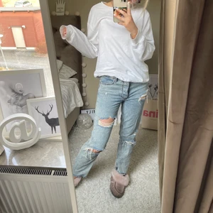 Slitna jeans - Jag är 176 cm! Säljer dessa för jag ej använder dom längre! 💖💖 Storlek M men är en smaksak hur man vill att dom ska sitta