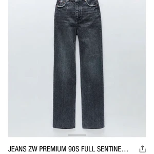 JEANS ZW 90S FULL SENTINE... - Säljer Zaras mest populära jeans (90s full lenght) som är slut i alla storlekar, pga tycker inte de passade mig. Helt oanvända med lappen kvar😚 snyggaste färgen på jeans om du frågar mig😉 rå längd, så klipp av dem där de passar dig. Perfekt längd för mig som är 178cm💕💕 säljer vid bra pris! Bud i kommentarerna💕💕 ( Lånade bilder då jag köpte de från en annan på Plick )😚😚