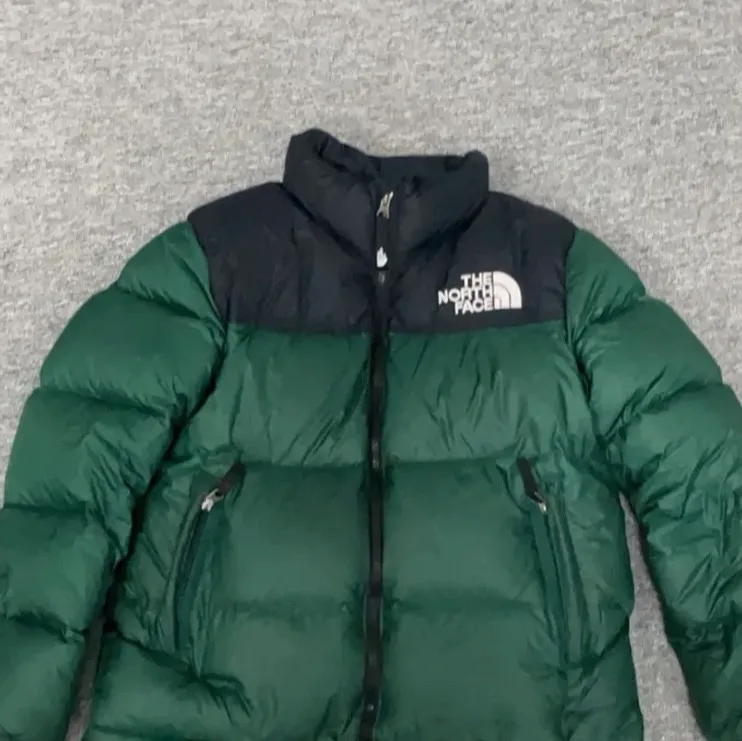 Grön The North Face puffer jacket 700! köparen står för frakten. Jackan har en liten skada. Den är såklart äkta. . Jackor.