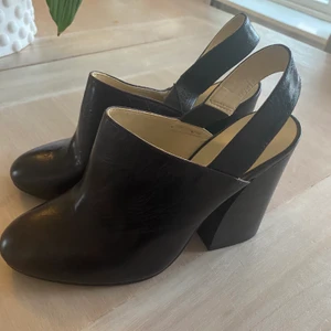 Zara klackskor  - coola och sköna klackskor från zara, har aldrig använt där av att prislappen sitter kvar, köpte dessa för 600kr men säljer för 250kr+frakt i storlek 37. 