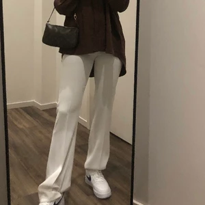Vita kostymbyxor  - Långa! Lite smutsiga längst ner pga att jag trampat på den när jag gått men endast använda 1 gång. 1.70 lång passar S. Köpa för 500 🥰