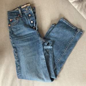 Fina blåa levi’s jeans i modellen, ribcage straight. Hela i bra skick strl 23. De är raka i benen och högmidjade :). Tveka inte att höra va dig vid frågor om mått etc. 🥰