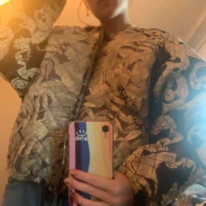 Overzise tunn jacka med mönster - Världldens finaste sommarjacka men najs mönster, sparsamt använd och köpes i storlek 40 för en mer overzise look, som referens när jag xs/s! Köpt för 699 och i bra skick’🥰🥰