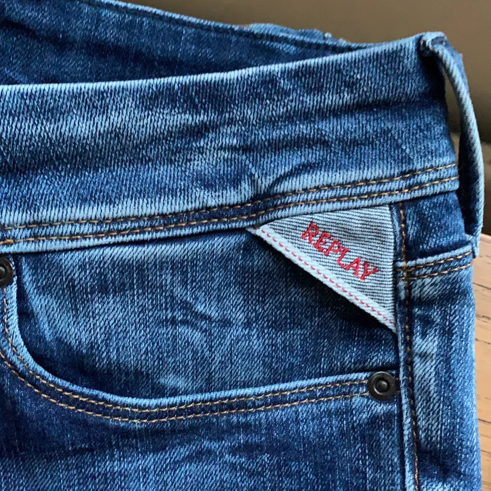 Säljer ett par snygga, lågmidjade reaplay jeans. De är i bra skick. De är utsvängda nertill.  Det står waist 25 och längd 32 men passar på 26-27 i midjan också. Först till kvarn.. Jeans & Byxor.