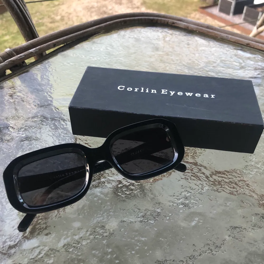 Säljer mina populära solglasögon ifrån Corlin eyewear. Svarta i modell 