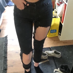 Jeans H&M - Svarta jeans från H&M, regular waist, klippt egna hål✨ Storlek 25/30 sitter tight men lite vidare nertill✨ 50kr + frakt Köparen står för frakten💞