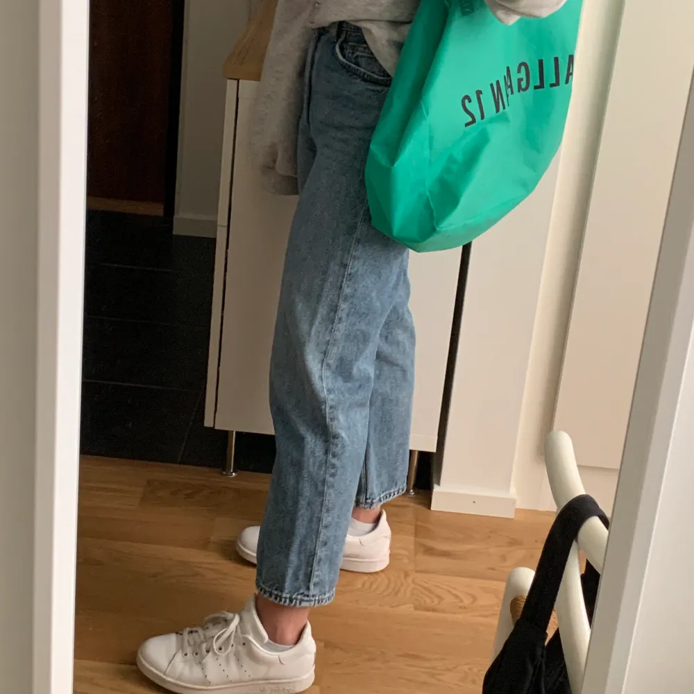 Croppade jeans från monki i blått! 🌻💗 jättefina och passar så bra nu till våren!. Jeans & Byxor.