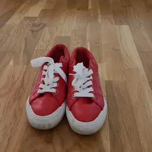 Röda skor från Claudia Ghizzani storlek 39 