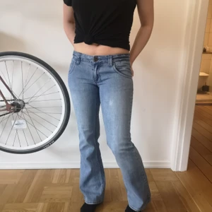 Bootcut jeans ljusa storlek 32 - Ljusa bootcut jeans från märket animal. Storlek 32, passar mig som brukar ha small-medium. 